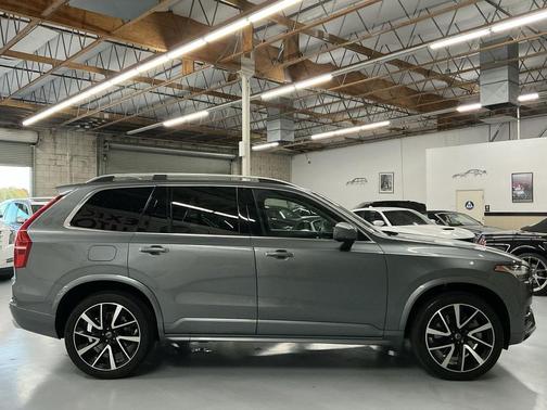 2019 Volvo XC90 Momentum