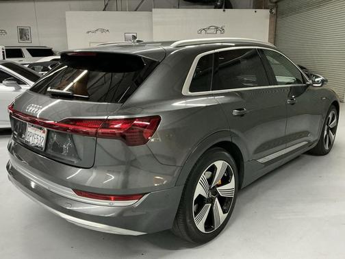 2019 Audi e-tron Premium Plus