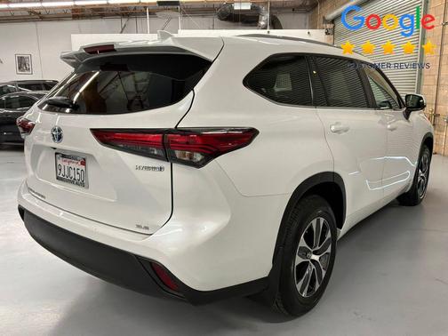 Pearl 2023 Toyota Highlander Hybrid XLE