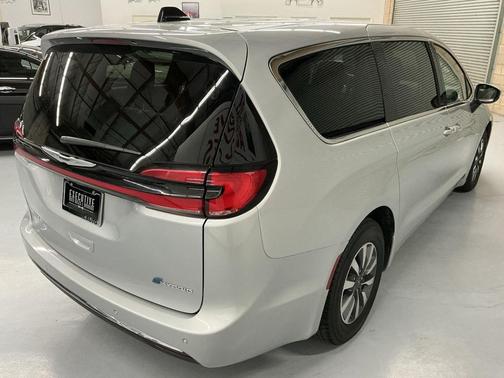 2023 Chrysler Pacifica Hybrid Touring L