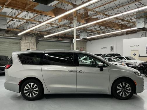 2023 Chrysler Pacifica Hybrid Touring L