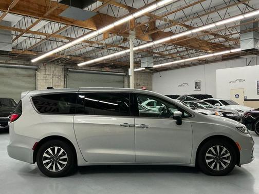 2023 Chrysler Pacifica Hybrid Touring L