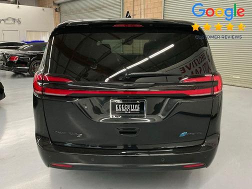 Brilliant Black Crystal Pearlcoat 2023 Chrysler Pacifica Hybrid Touring L