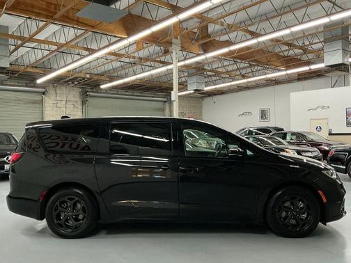2023 Chrysler Pacifica Hybrid Touring L