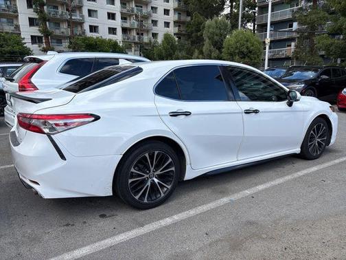 Super White 2019 Toyota Camry SE