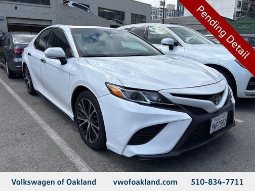 Super White 2019 Toyota Camry SE