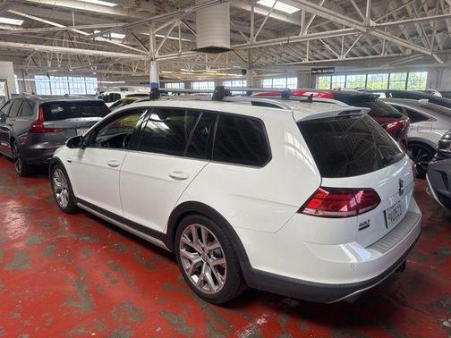 Pure White 2019 Volkswagen Golf Alltrack TSI SE