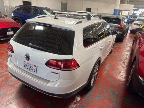 Pure White 2019 Volkswagen Golf Alltrack TSI SE