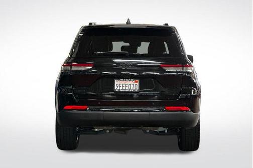 Diamond Black Crystal Pearlcoat 2023 Jeep Grand Cherokee Altitude