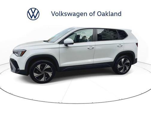 Pure White 2026 Volkswagen Taos SE