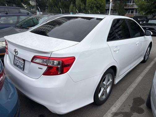 Super White 2014 Toyota Camry SE