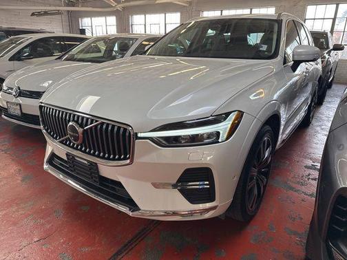 2023 Volvo XC60 B5 Plus Bright Theme