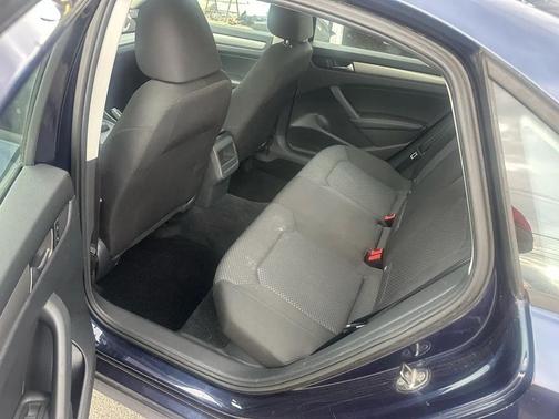 Night Blue Metallic 2015 Volkswagen Passat 1.8T Auto S
