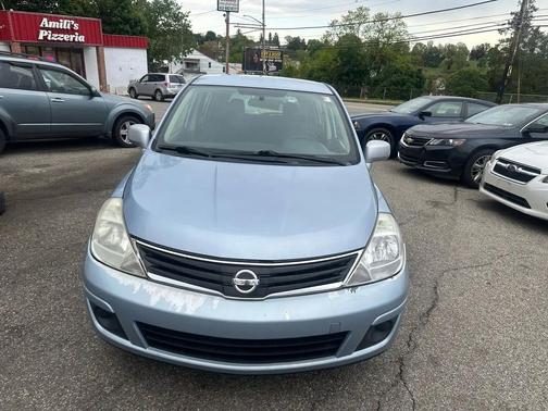Blue 2011 Nissan Versa 1.8 SL