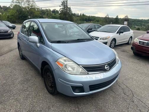 Blue 2011 Nissan Versa 1.8 SL