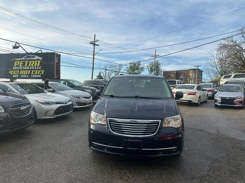 2016 Chrysler Town & Country Touring