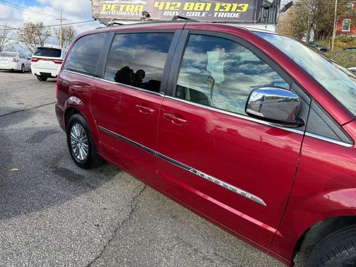 2014 Chrysler Town & Country Touring-L