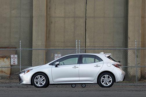 Classic Silver Metallic 2019 Toyota Corolla Hatchback SE