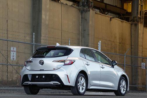 Classic Silver Metallic 2019 Toyota Corolla Hatchback SE