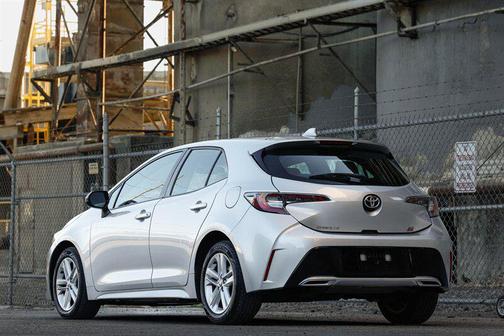 Classic Silver Metallic 2019 Toyota Corolla Hatchback SE