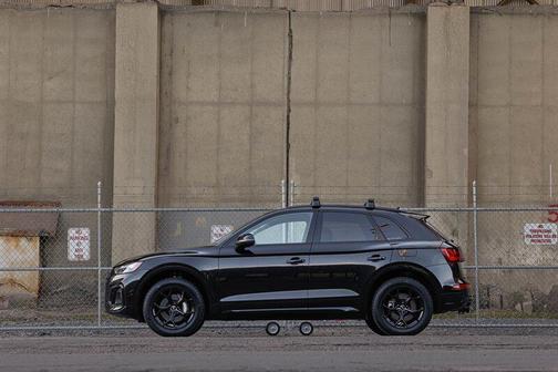 Mythos Black Metallic 2023 Audi Q5 e 55 S line Premium Plus