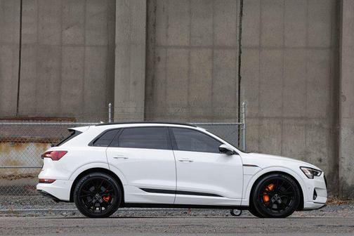 2022 Audi e-tron Premium Plus