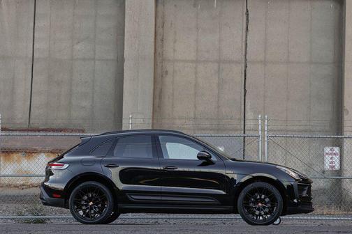 2023 Porsche Macan Base (PDK)