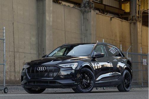 Mythos Black Metallic 2021 Audi e-tron Premium