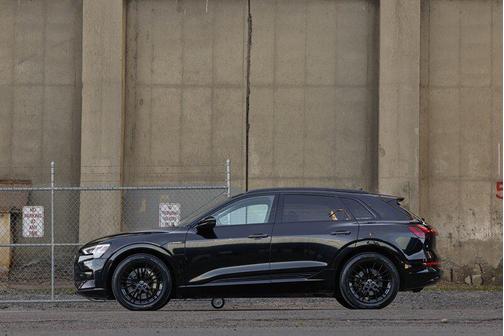 Mythos Black Metallic 2021 Audi e-tron Premium