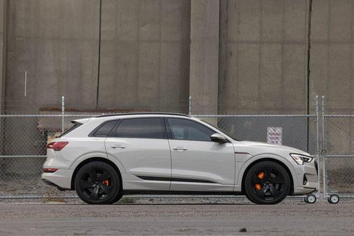 2022 Audi e-tron Premium Plus