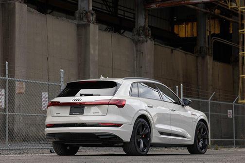 2022 Audi e-tron Premium Plus