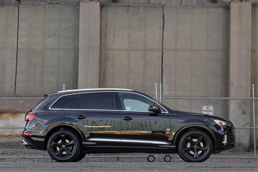 2022 Audi Q7 45 Premium Plus