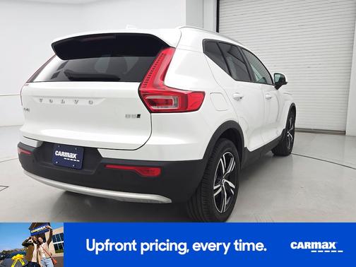 White 2023 Volvo XC40 B5 Core