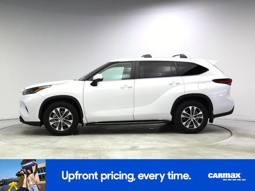 White 2023 Toyota Highlander XLE