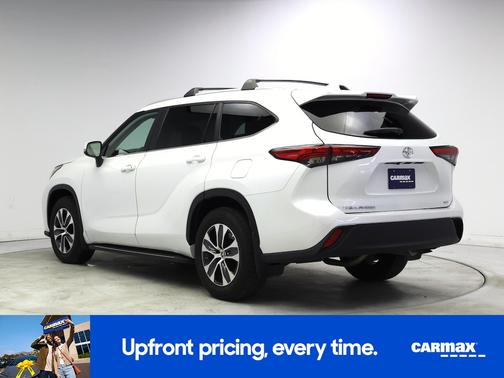 White 2023 Toyota Highlander XLE
