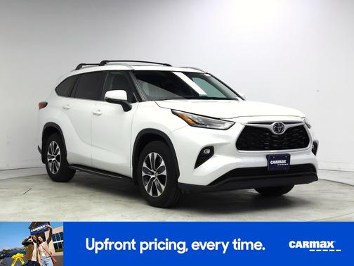 White 2023 Toyota Highlander XLE