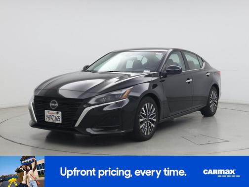 Black 2023 Nissan Altima SV