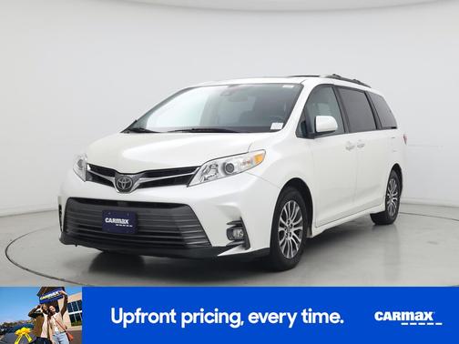 White 2018 Toyota Sienna XLE