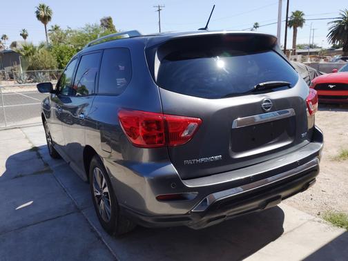 Gray 2018 Nissan Pathfinder SV