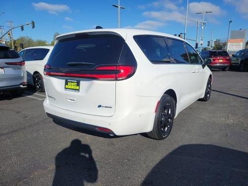 2023 Chrysler Pacifica Hybrid Touring L