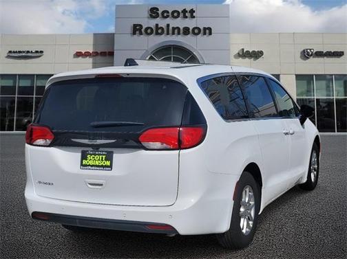 2025 Chrysler Voyager LX