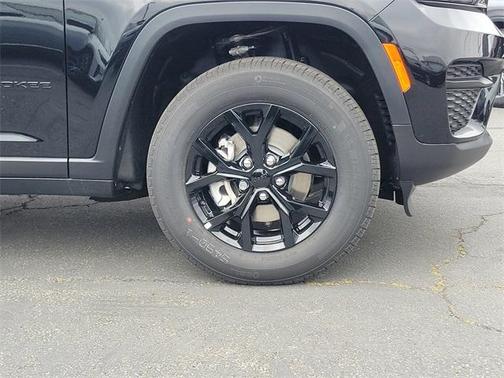 2025 Jeep Grand Cherokee Laredo