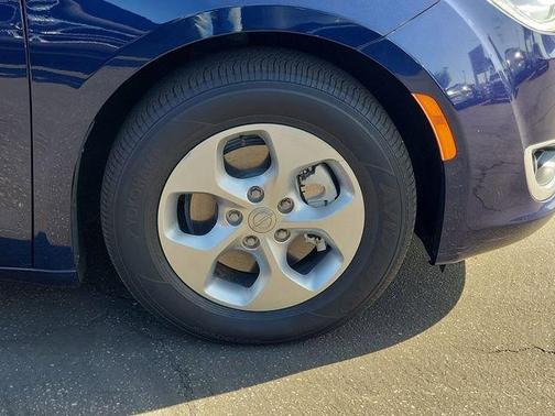 2017 Chrysler Pacifica Hybrid Premium