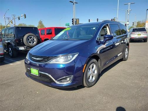 2017 Chrysler Pacifica Hybrid Premium