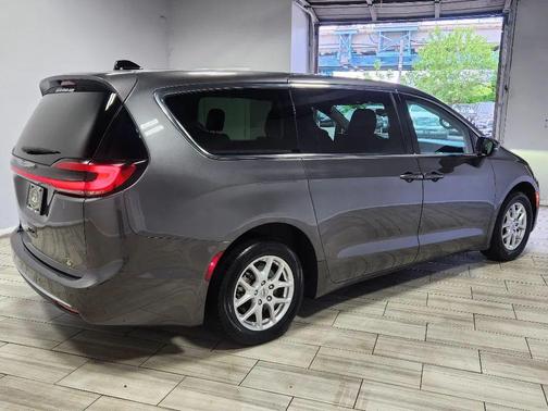 Granite Crystal Metallic Clearcoat 2023 Chrysler Pacifica Touring L