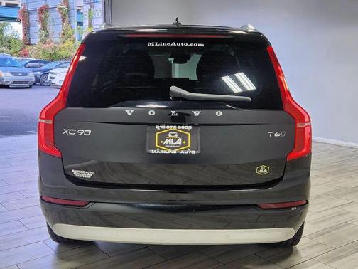 2022 Volvo XC90 T6 Momentum