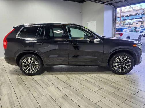 2022 Volvo XC90 T6 Momentum