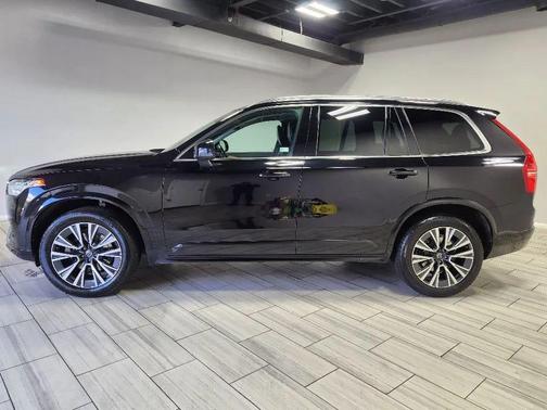 2022 Volvo XC90 T6 Momentum