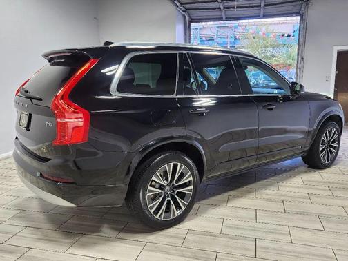 2022 Volvo XC90 T6 Momentum