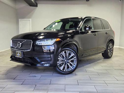 2022 Volvo XC90 T6 Momentum
